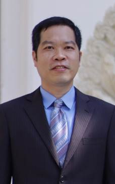 A person in a suit and tie

AI-generated content may be incorrect.